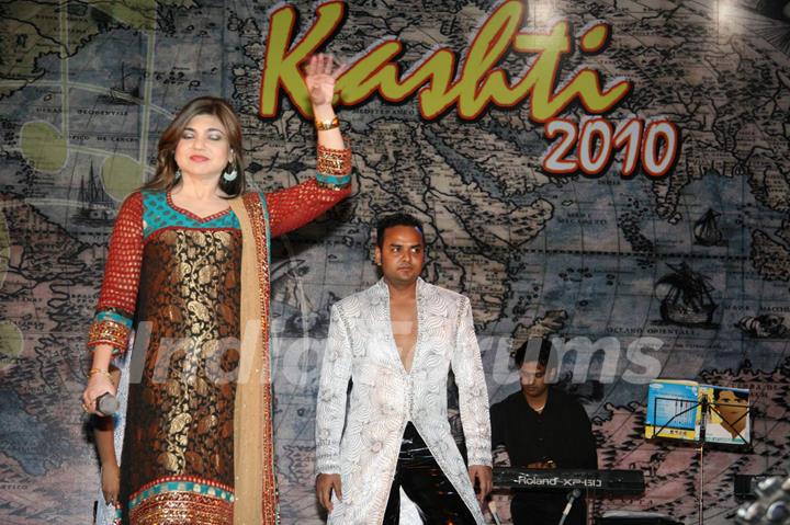 Alka Yagnik performing live at Shanmukhanand Hall