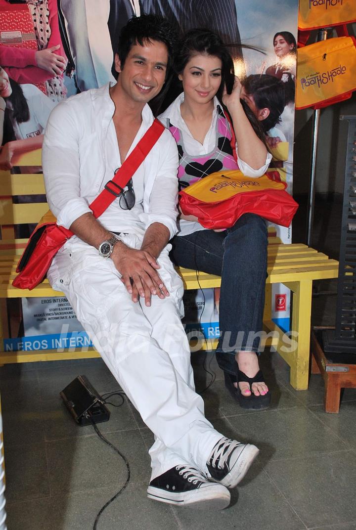 Shahid Kapoor and Ayesha Takia on location of film &quot;Pathshala&quot; at Bhavans College