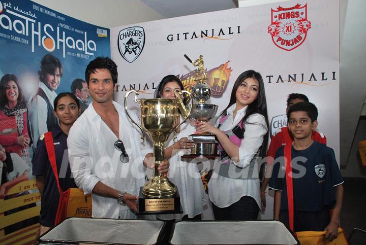 Shahid Kapoor and Ayesha Takia on location of film &quot;Pathshala&quot; at Bhavans College