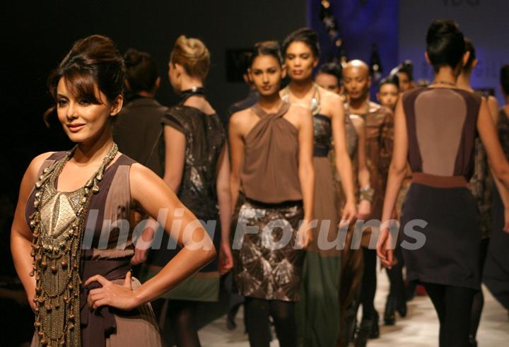 Bollywood actor Minissha Lamba showcasing designer Ranna Gill,s creation at the Wills Lifestyle India Fashion Week-2010, in New Delhi