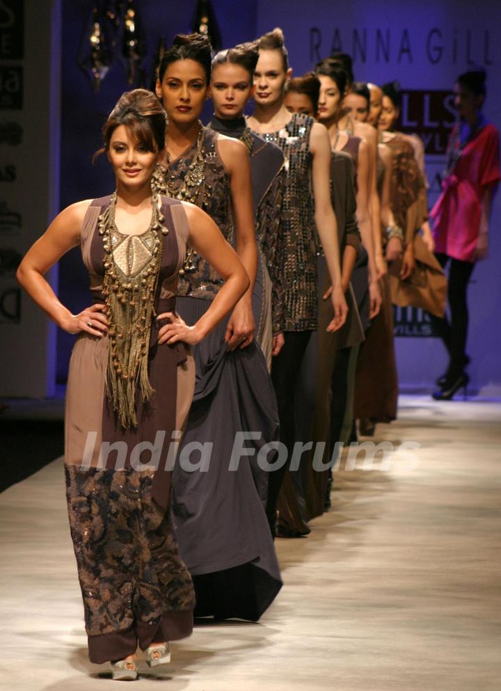 Bollywood actor Minissha Lamba showcasing designer Ranna Gill,s creation at the Wills Lifestyle India Fashion Week-2010, in New Delhi