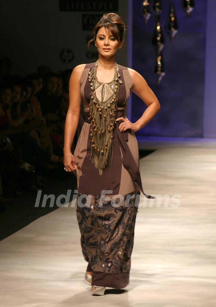 Bollywood actor Minissha Lamba showcasing designer Ranna Gill,s creation at the Wills Lifestyle India Fashion Week-2010, in New Delhi