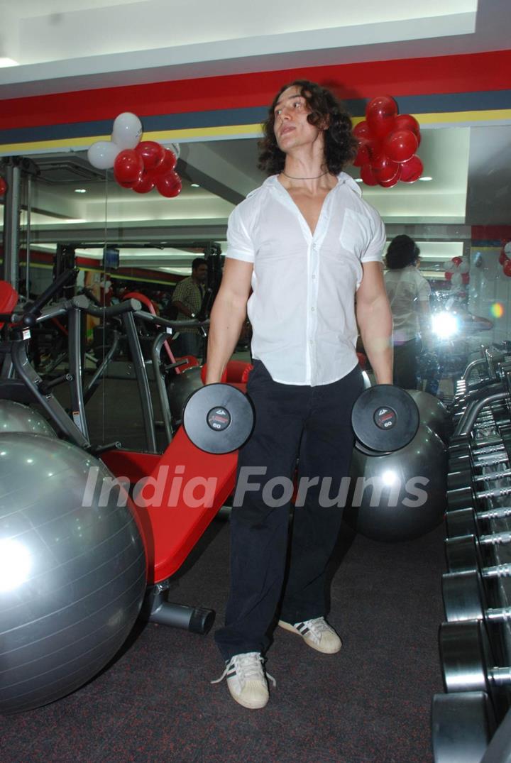 Jackie Shroff''s son first appearance - Tiger Shroff, Ruslaan and Kailash Kher launch Snap 24/7 Gym at Malad, near Croma in Mumbai