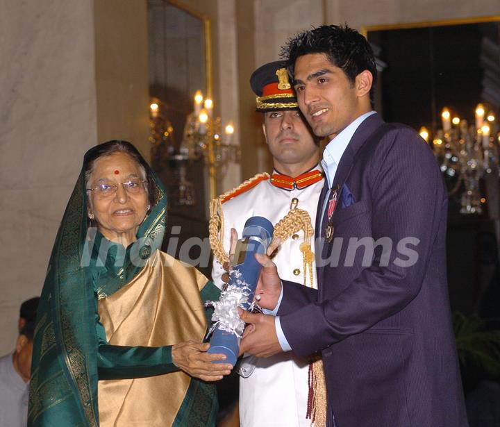 The President, Smt Pratibha Devisingh Patil presenting the Padma Shri Award to Shri Vijender Singh, at the Civil Investiture Ceremony-II, at Rashtrapati Bhavan, in New Delhi on April 07, 2010