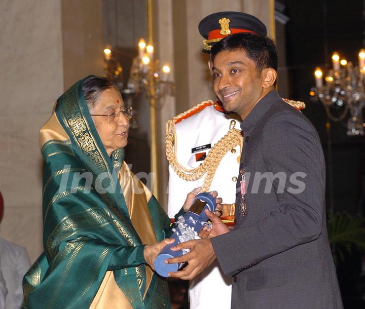 The President, Smt Pratibha Devisingh Patil presenting the Padma Shri Award to Shri Kumar Ram Narain Karthikeyan, at the Civil Investiture Ceremony-II, at Rashtrapati Bhavan, in New Delhi on April 07, 2010