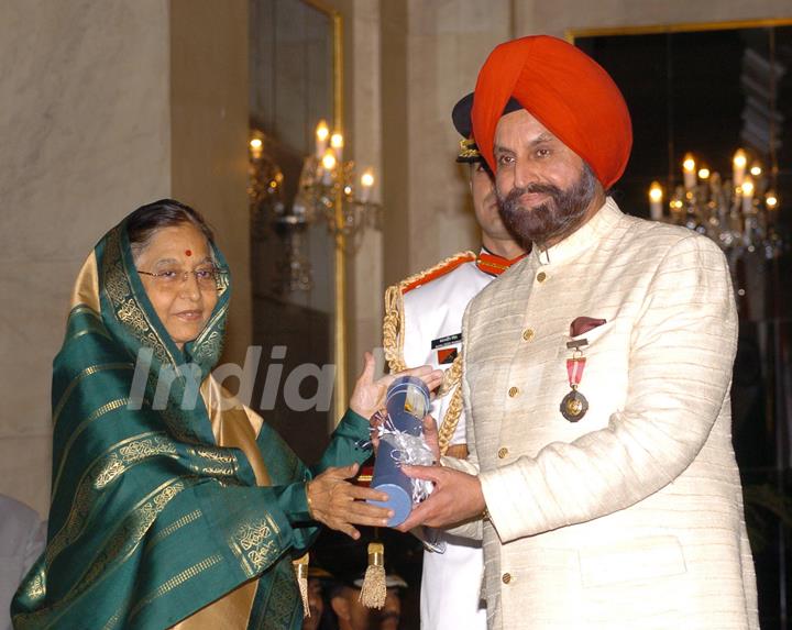 The President, Smt Pratibha Devisingh Patil presenting the Padma Bhushan Award to Shri Sant Singh Chatwal, at the Civil Investiture Ceremony-II, at Rashtrapati Bhavan, in New Delhi on April 07, 2010