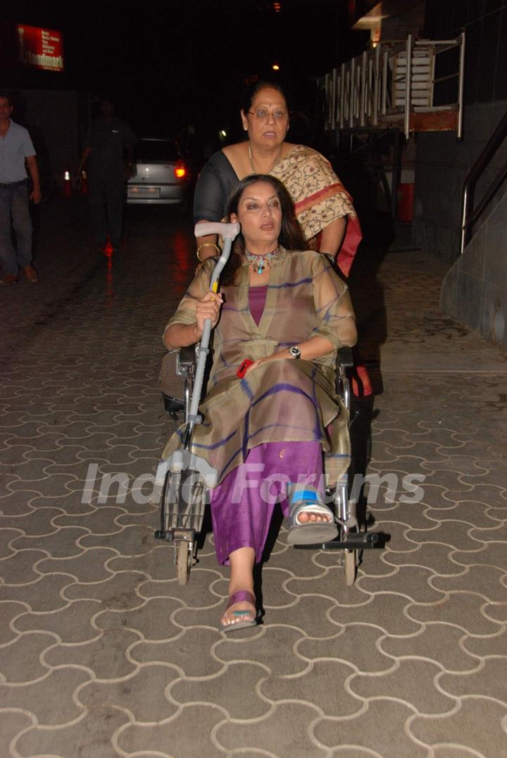 Bollywood actress Shabana Azmi, who has hurt her leg was seen at &quot;The Japanese Wife&quot; film premiere in Mumbai