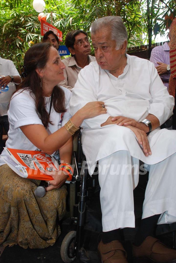 Sanjana Kapoor with Shashi Kapoor at Prithvi Summertime launch at Prithvi