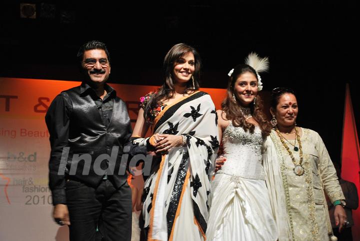 Aarti Chhabria, Isha Koppikar walk the ramp for Bharat n Dorris on day 2 in St Andreews Auditorium