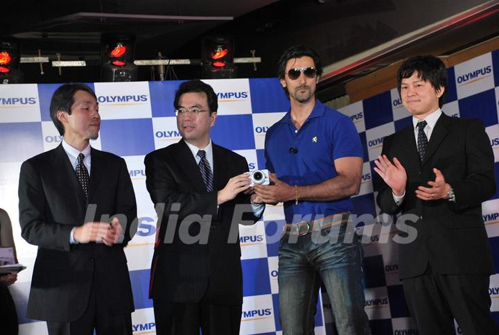 Kunal Kapoor with top models launch new Olympus camera at Taj Presient