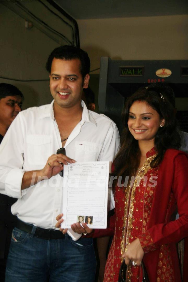 Rahul Mahajan and Dimpy get their Marriage Certificate at Elphinstone