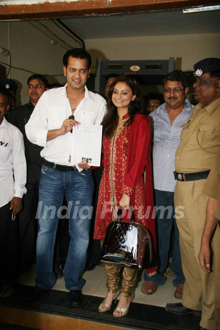 Rahul Mahajan and Dimpy get their Marriage Certificate at Elphinstone