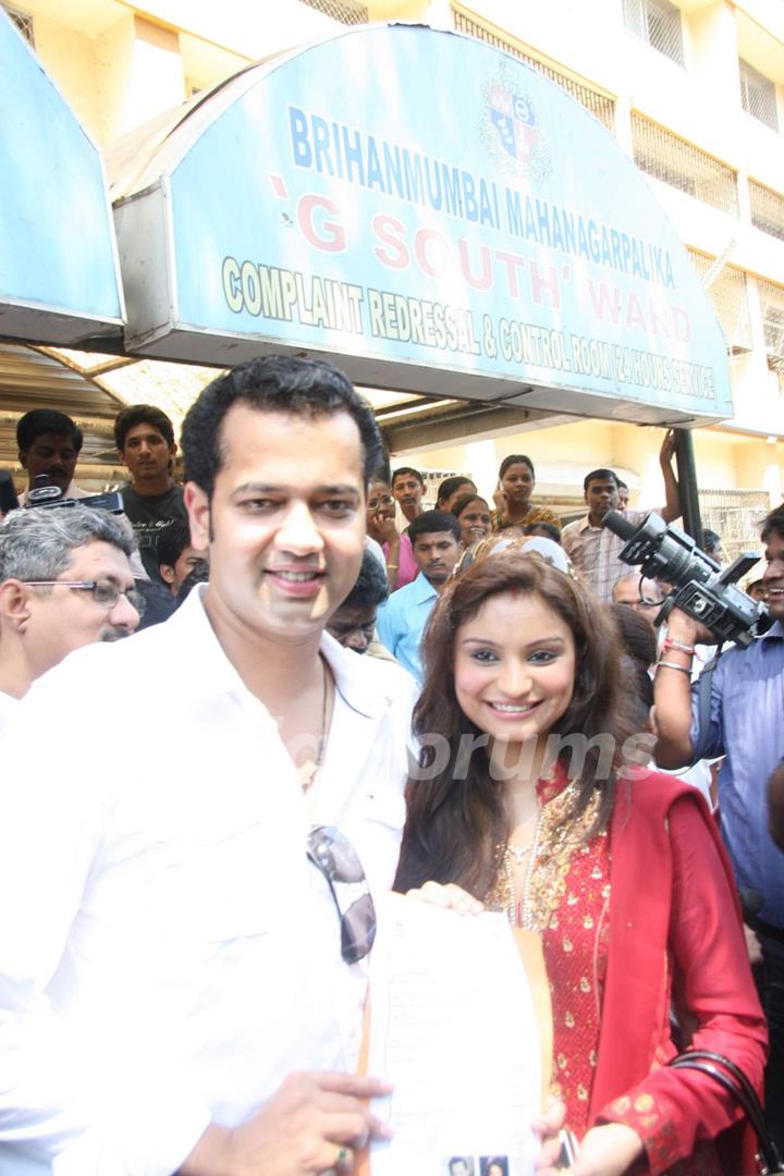 Rahul Mahajan and Dimpy get their Marriage Certificate at Elphinstone