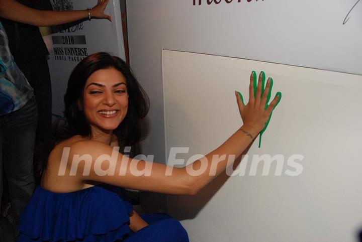 Sushmita Sen crown Iam Princess at Bal Bhavan at Veera Desai Road