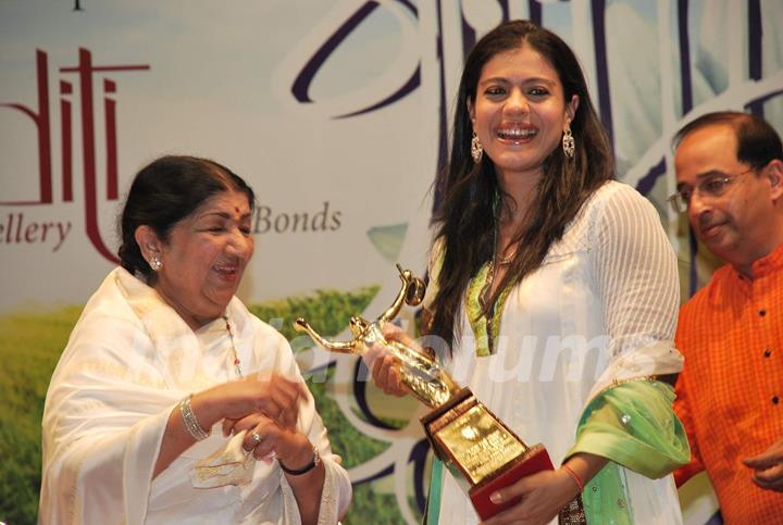 Kajol awarded at Dinanath Mangeshkar Puraskar award at Sion in Mumbai