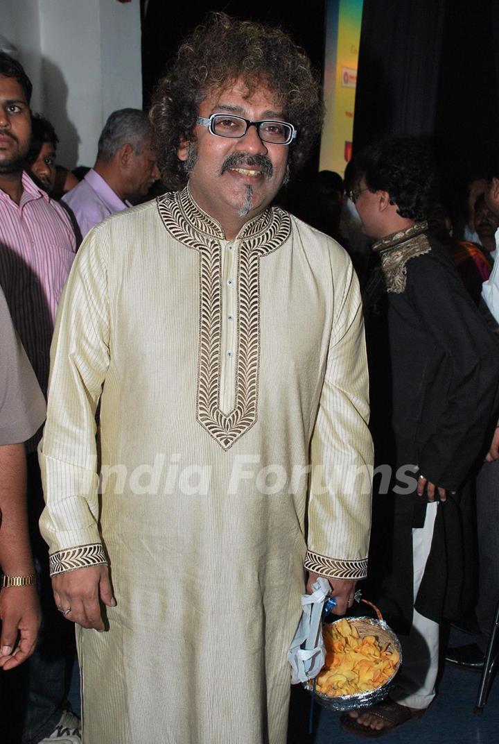 Hariharan at Dinanath Mangeshkar Puraskar award at Sion in Mumbai