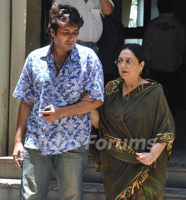 Celebs attends the cremation ceremony of late Indian bollywood actor Mac Mohan in Mumbai