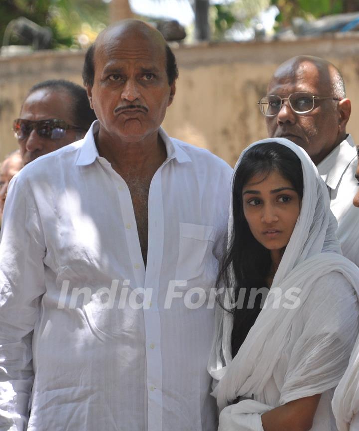 Celebs attends the cremation ceremony of late Indian bollywood actor Mac Mohan in Mumbai