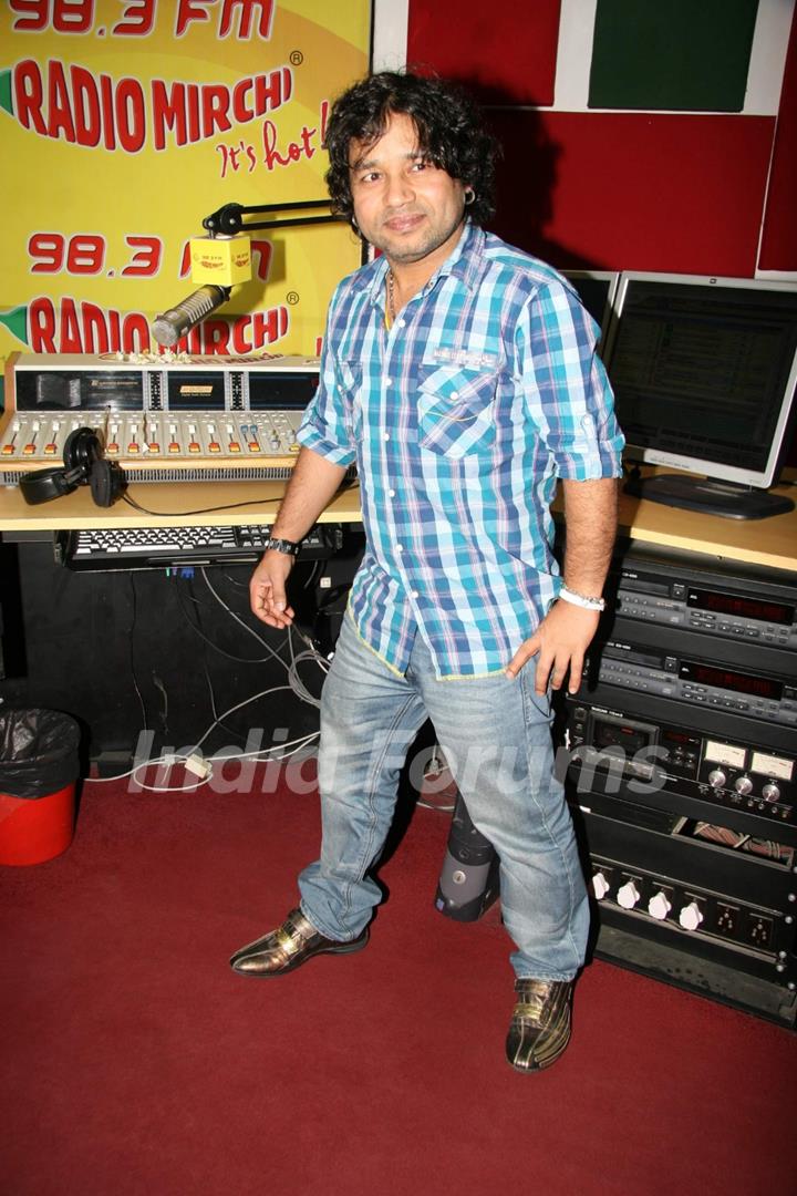 Kailash Kher at Radio Mirchi to launch new track &quot;Tere Liye&quot; at Lower Parel