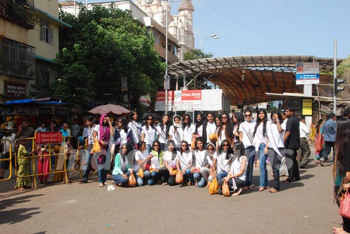 I AM She contestants visit Siddhivinayak at Dadar