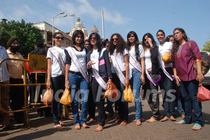 I AM She contestants visit Siddhivinayak at Dadar