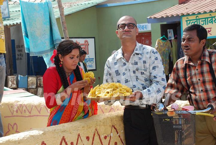 Biji Pandey as Dev Andn, Surili as Madhubala, Guddu as Jhonny Walker on the sets of Lapatganj at Malad