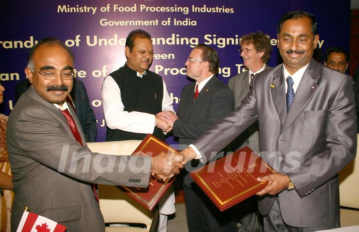 Minister of Food Processing Industries Subodh Kant Sahai and Minister of Education and Law, Govt of Saskatchewan,Canada, Rob Norris at the MoU signing between Indian Institute of Crop Processing Technology and University of Saskatchewan,