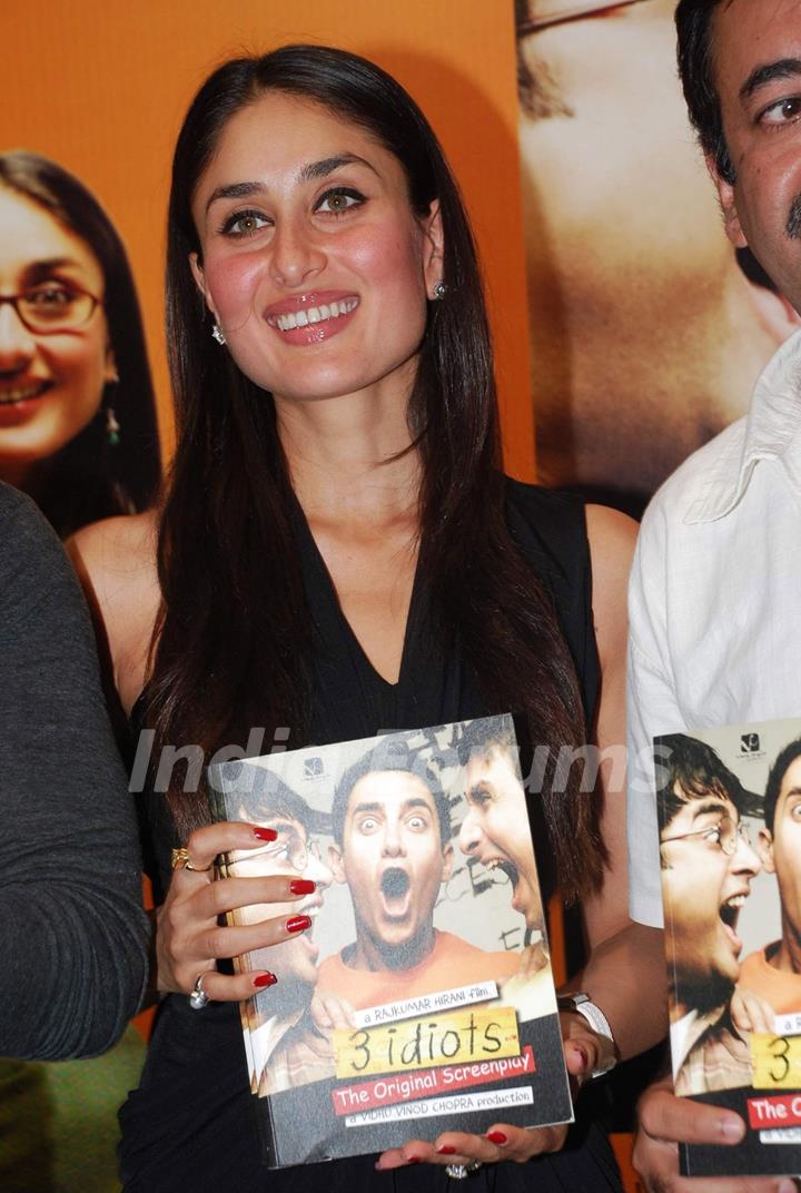 Kareena at unveils 3 idiots script book at Landmark