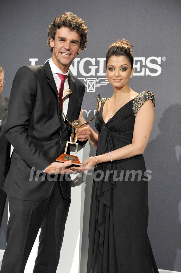 Gustavo Kuerten receiving the Longines Prize for Elegance from the actress Aishwarya Rai Bachchan