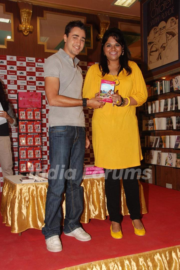 Imran Khan launches Mills N Boon book to promote &quot;I hate Love Stories&quot; at Landmark