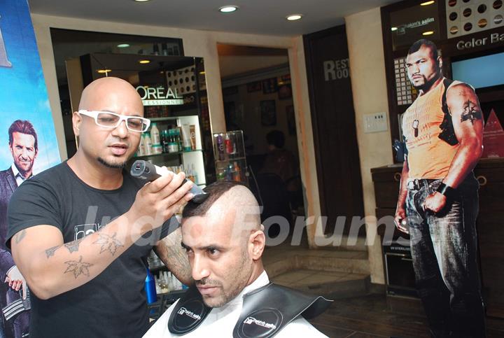 Aalim Hakim promotes A-Team movie with hair style &quot;Mohwak&quot; at Versova