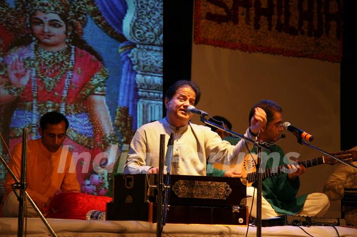 Gazal singer Anup Jalota performing at the launch of Fan Club at Bhaidas Hall