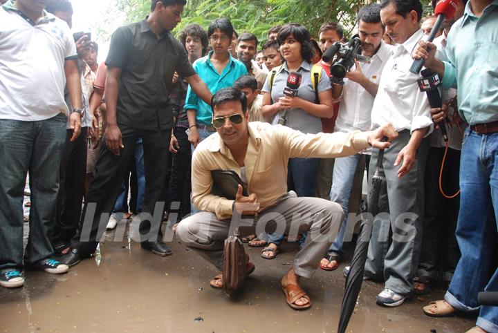 Akshay Kumar inspecting the Roads of Mumbai as Sachin Tichkule of ''Khatta Meetha''