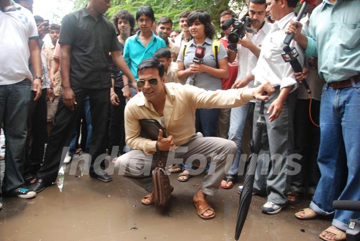 Akshay Kumar inspecting the Roads of Mumbai as Sachin Tichkule of ''Khatta Meetha''