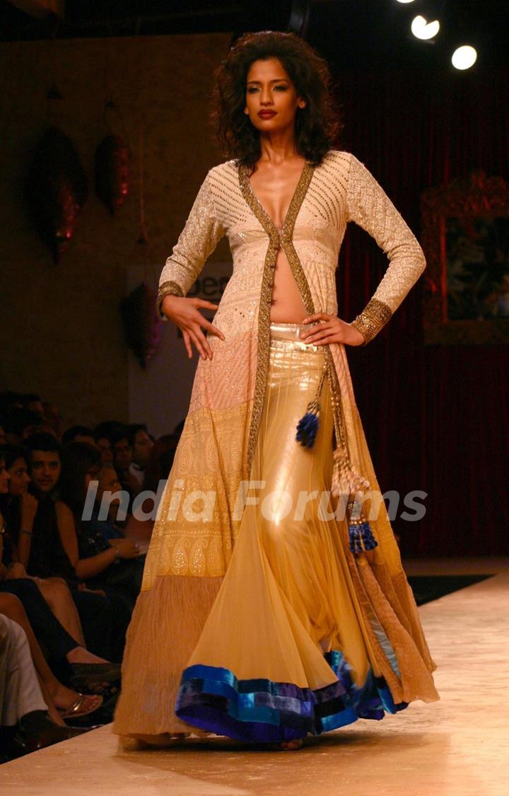Model showcasing designer Manish Malhotra''s creations at the Delhi Counter Week 2010, in New Delhi on Tuesday