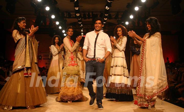 Designer Manish Malhotra''s with models at the Delhi Counter Week 2010, in New Delhi on Tuesday