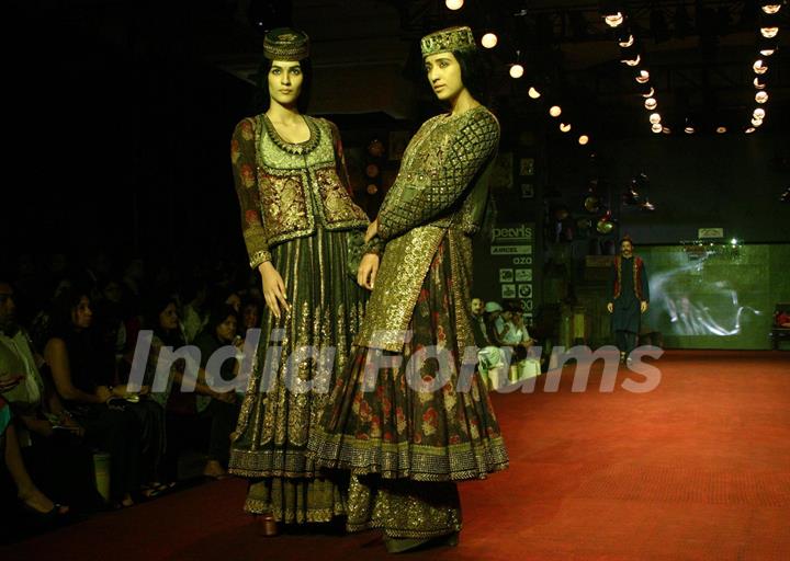 Models showcasing designer Sabyasachi Mukherjee''s creations at the Delhi Counter Week 2010, in New Delhi on Tuesday