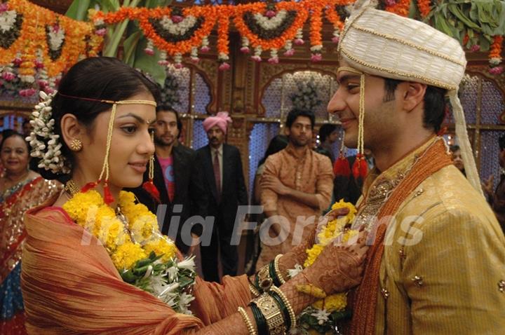 Yuvraaj and Sandhya exchanging garland