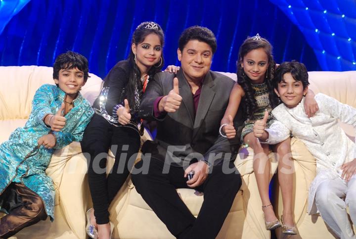 Sajid with Four finalist of chak dhoom dhoom