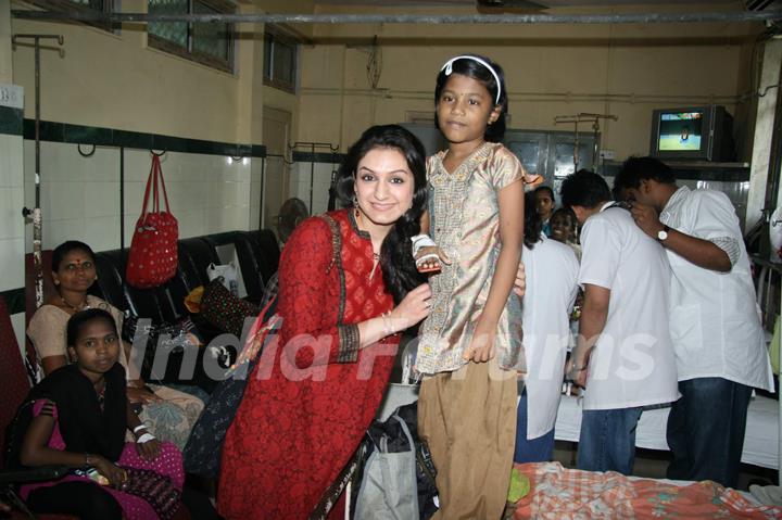 Akriti Kakar Celebrates birthday with Aids Patients at Sion Hospital