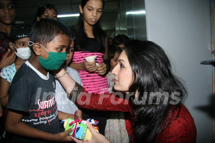 Singer Akriti Celebrates birthday with Aids Patients at Sion Hospital