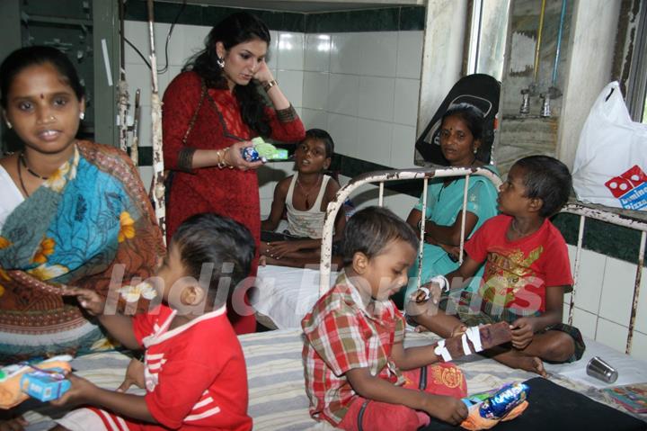 Singer Akriti Celebrates birthday with Aids Patients at Sion Hospital