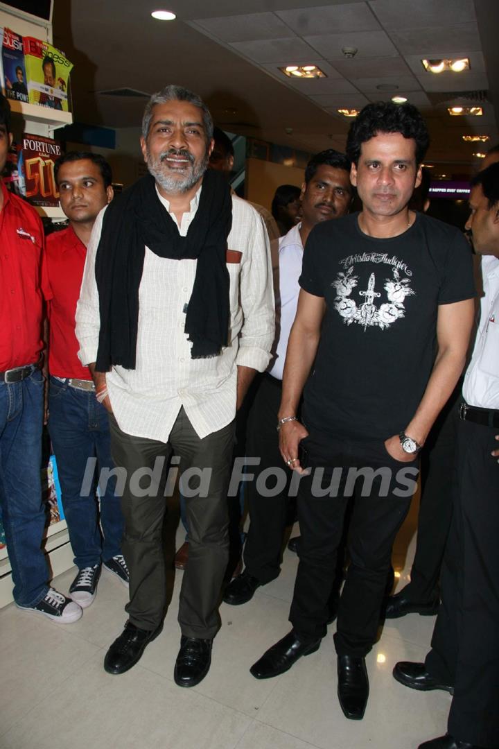 Prakash Jha and Manoj Bajpai at Raajneeti DVD launch at Reliance Trends, Bandra