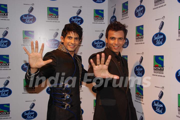 Hussian and Abhijeet Sawant on the sets of Indian Idol at Filmistan