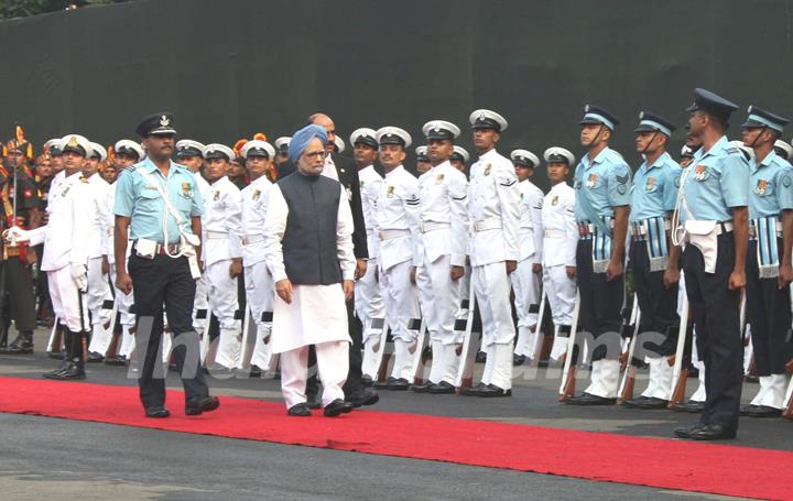 Prime Minister, Dr Manmohan Singh inspecting the Guard of Honour at Red Fort, on the occasion of the 64th Independence Day, in Delhi