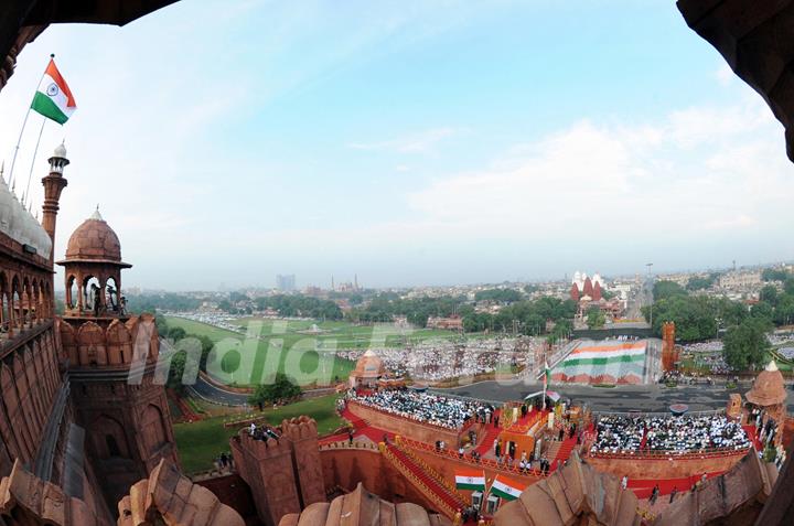 A panoramic view as children form tricolor in front of Red Fort while the Prime Minister, Dr Manmohan Singh addressed the Nation on the occasion of 64th Independence Day, in Delhi