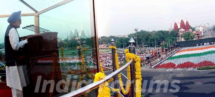 Prime Minister, Dr Manmohan Singh addressing the Nation on the occasion of 64th Independence Day from the ramparts of Red Fort, in Delhi