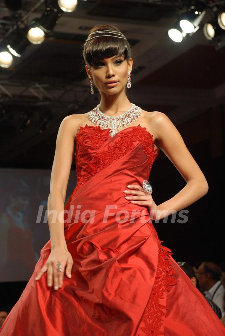 Model walk on the ramp at India International Jewellery Week