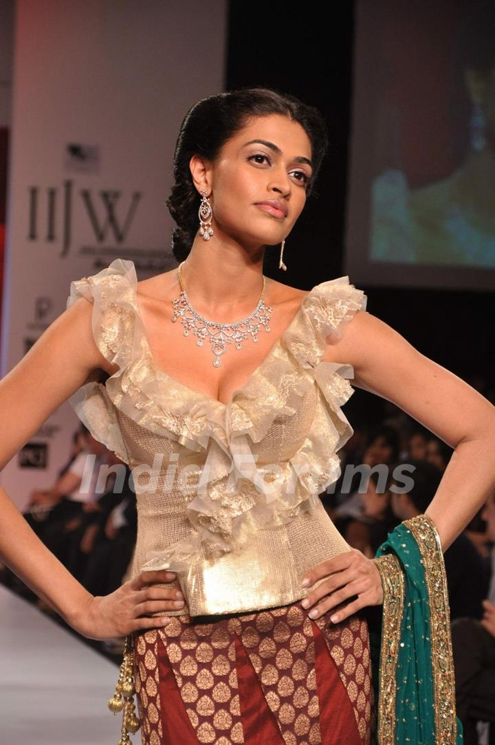 Model dazzled on the ramp at the Gitanjali Lifestyle Nakshatra opening show at the first India Inter