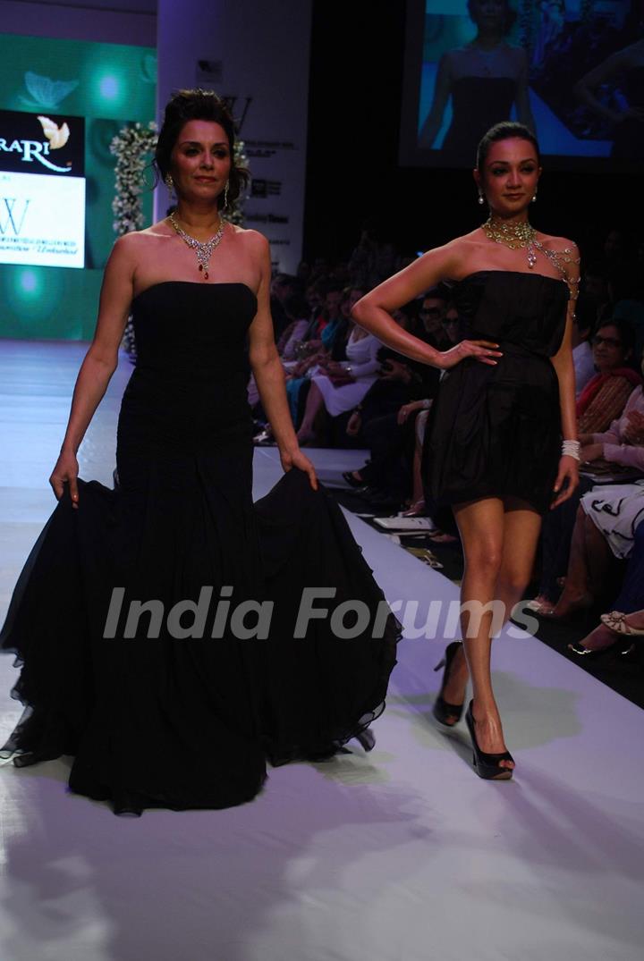 Mirari & Sons with Lilette and Ira Dubey created jewellery magic on the catwalk at the opening show of India International jewellery week with eyecatching creations